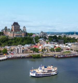 ein Kreuzfahrtschiff auf einem Fluss in einer Stadt