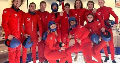 un gruppo di persone in abiti rossi che posano per una foto