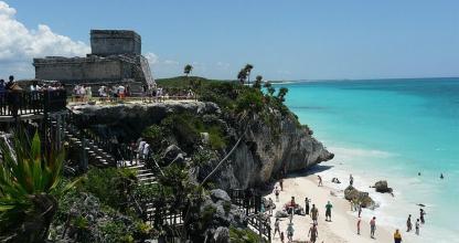 مجموعة من الأشخاص على الشاطئ بالقرب من المحيط