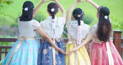 empat gadis berpakaian membuat bentuk hati