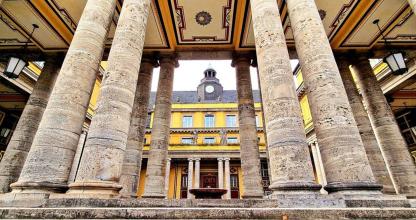 ein Gebäude mit Säulen und Treppen davor