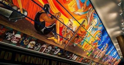 un cuadro de un mono en la pared de un bar