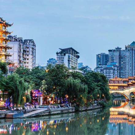 một thành phố có sông, có cầu và có tòa nhà