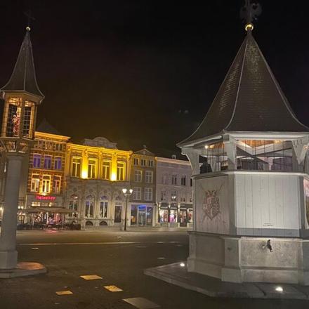 jalan bandar pada waktu malam dengan menara jam