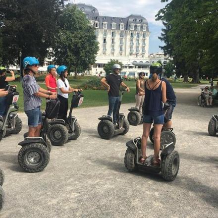 un gruppo di persone sta viaggiando su segway