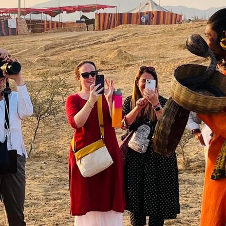 un grup de persones fent fotos amb les seves càmeres