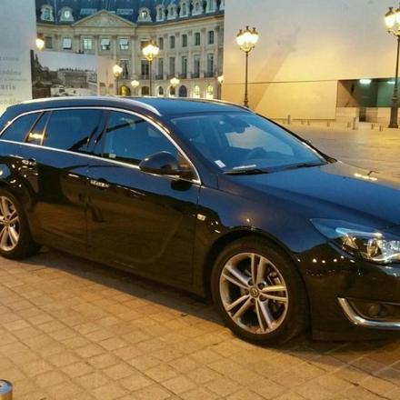 un'auto nera parcheggiata in un parcheggio
