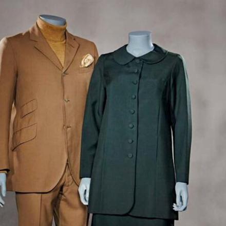 deux mannequins dans une vitrine dans un musée