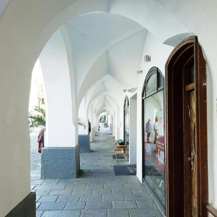 un passadís arquejat d'un edifici blanc amb una arcada