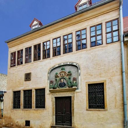 Un edificio antiguo con un mural en el costado.