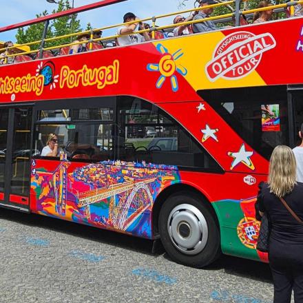 un autobus a due piani rosso con persone in piedi accanto