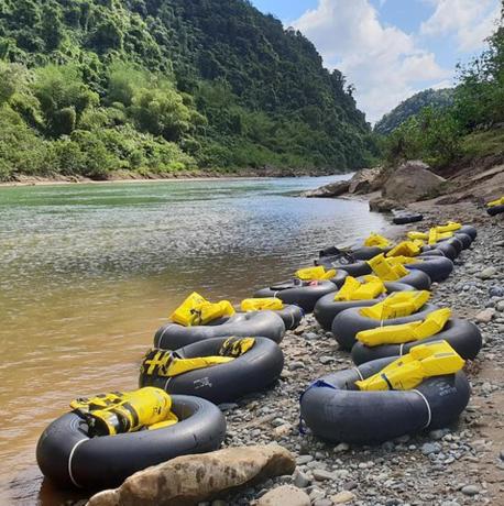 una filera de basses inflables alineades en un riu