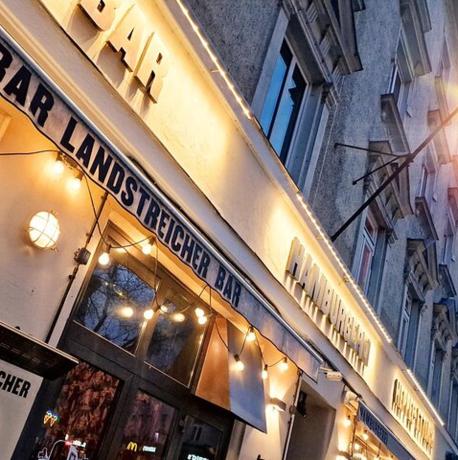 eine Ladenfront eines Gebäudes mit Lichtern darauf