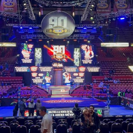 Una vista interior de un estadio de boxeo con gente.