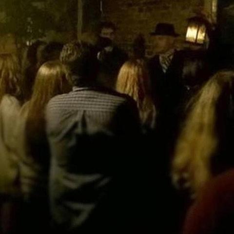 eine Gruppe von Menschen, die in einer Menschenmenge gehen