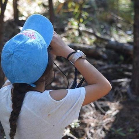 жінка в синьому капелюсі з хвостом