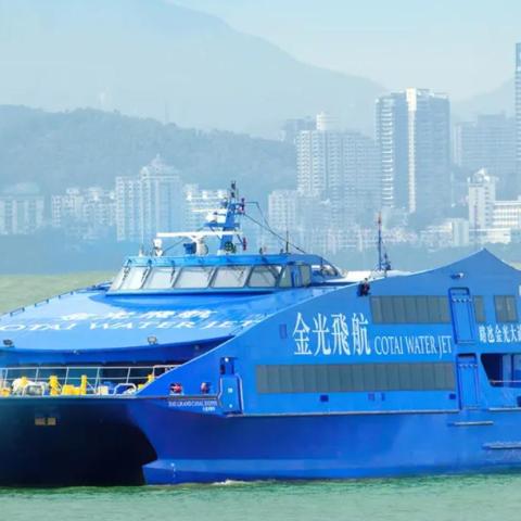 un gran vaixell blau és a l'aigua