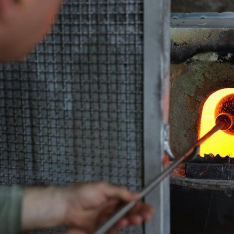 ang isang tao ay nagpapanday ng apoy sa isang hurno