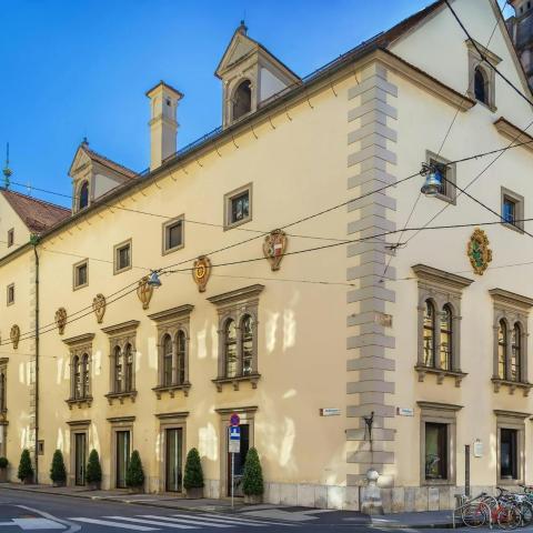 didelis baltas pastatas gatvėje, priekyje pastatyti dviračiai