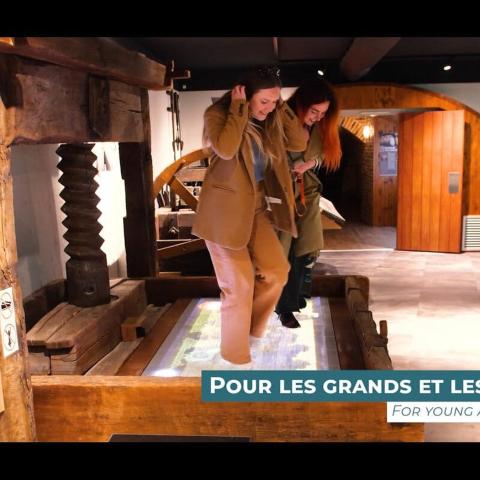 to kvinder står i et rum