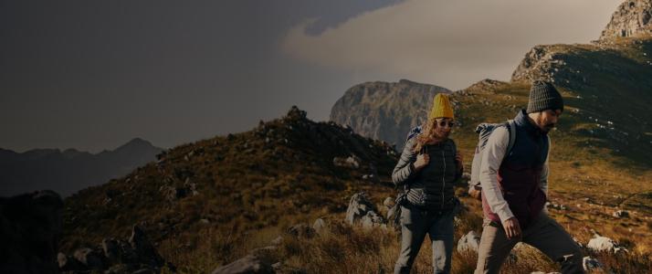 一个男人和一个女人在山顶徒步旅行