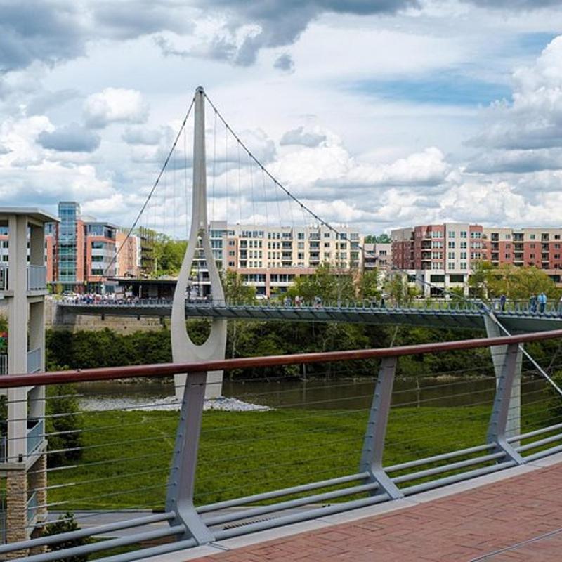 un pod peste un râu într-un oraș cu clădiri