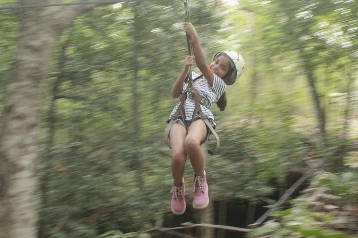 dívka na zip line v lese
