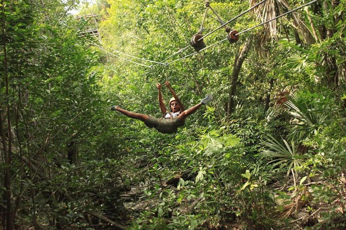 žena visící na zip line v lese