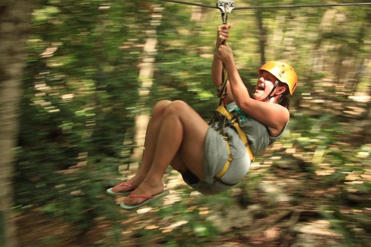 žena na zip line v lese