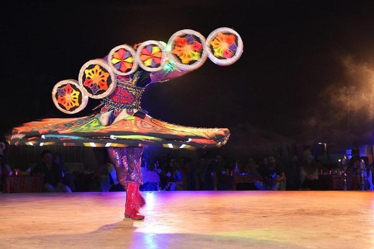 una persona in piedi sul palco durante uno spettacolo