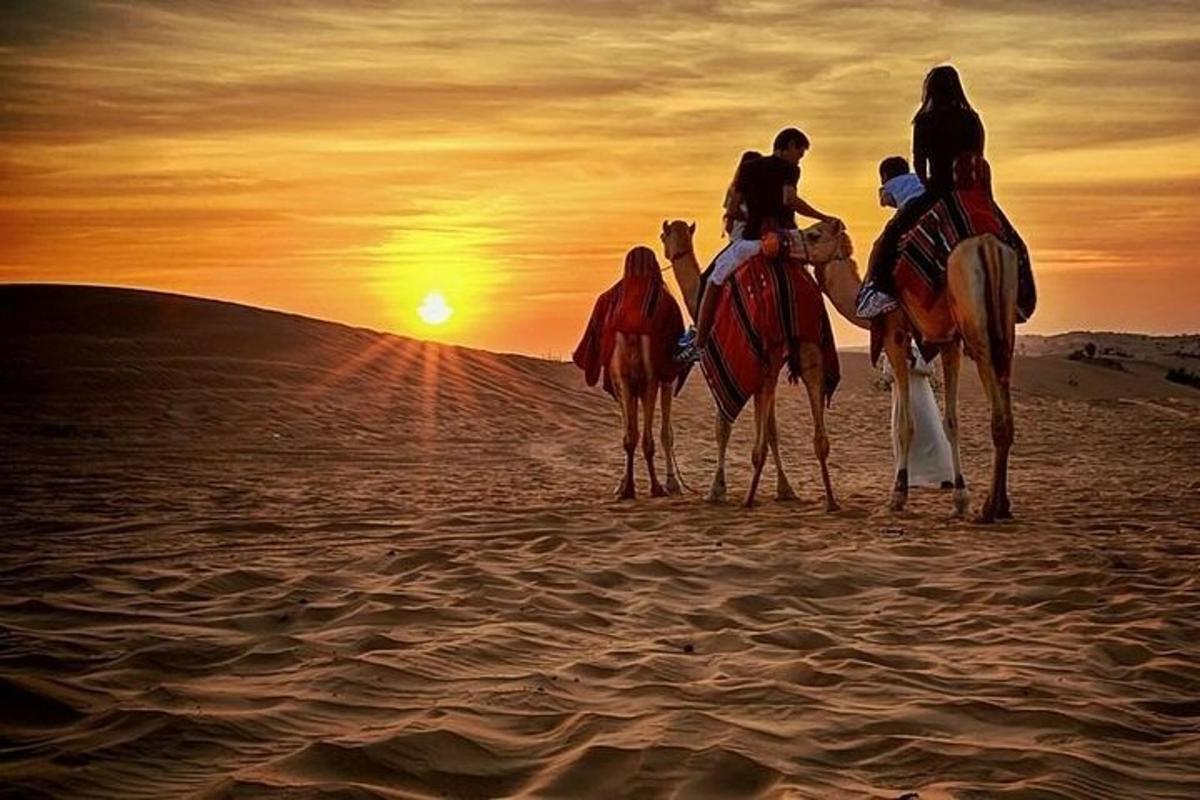 un gruppo di persone a cavallo di cammelli nel deserto