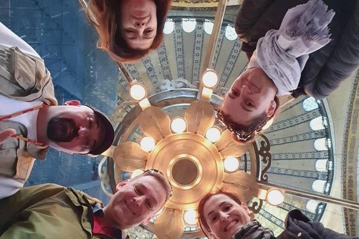 skupina lidí stojících v kruhu