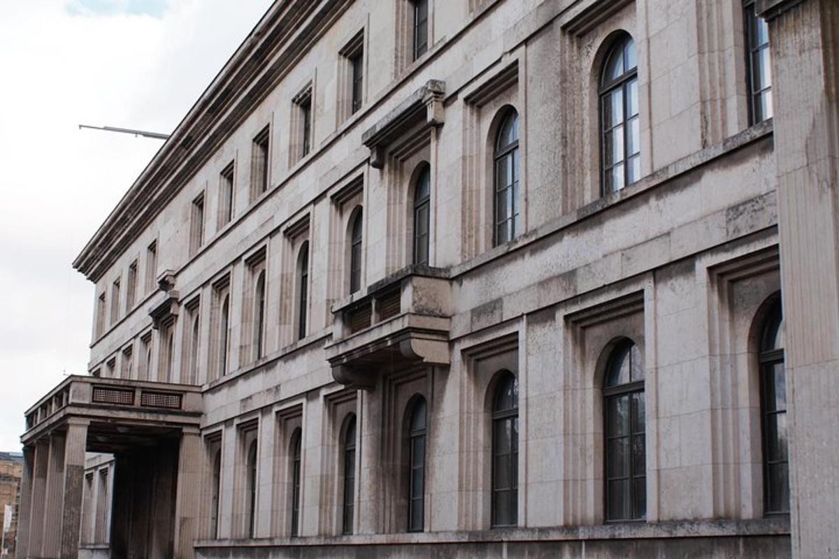 velika kamena zgrada s hrpom prozora