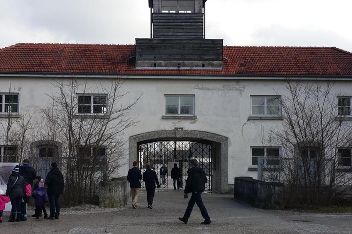 un gruppo di persone che camminano davanti a un edificio