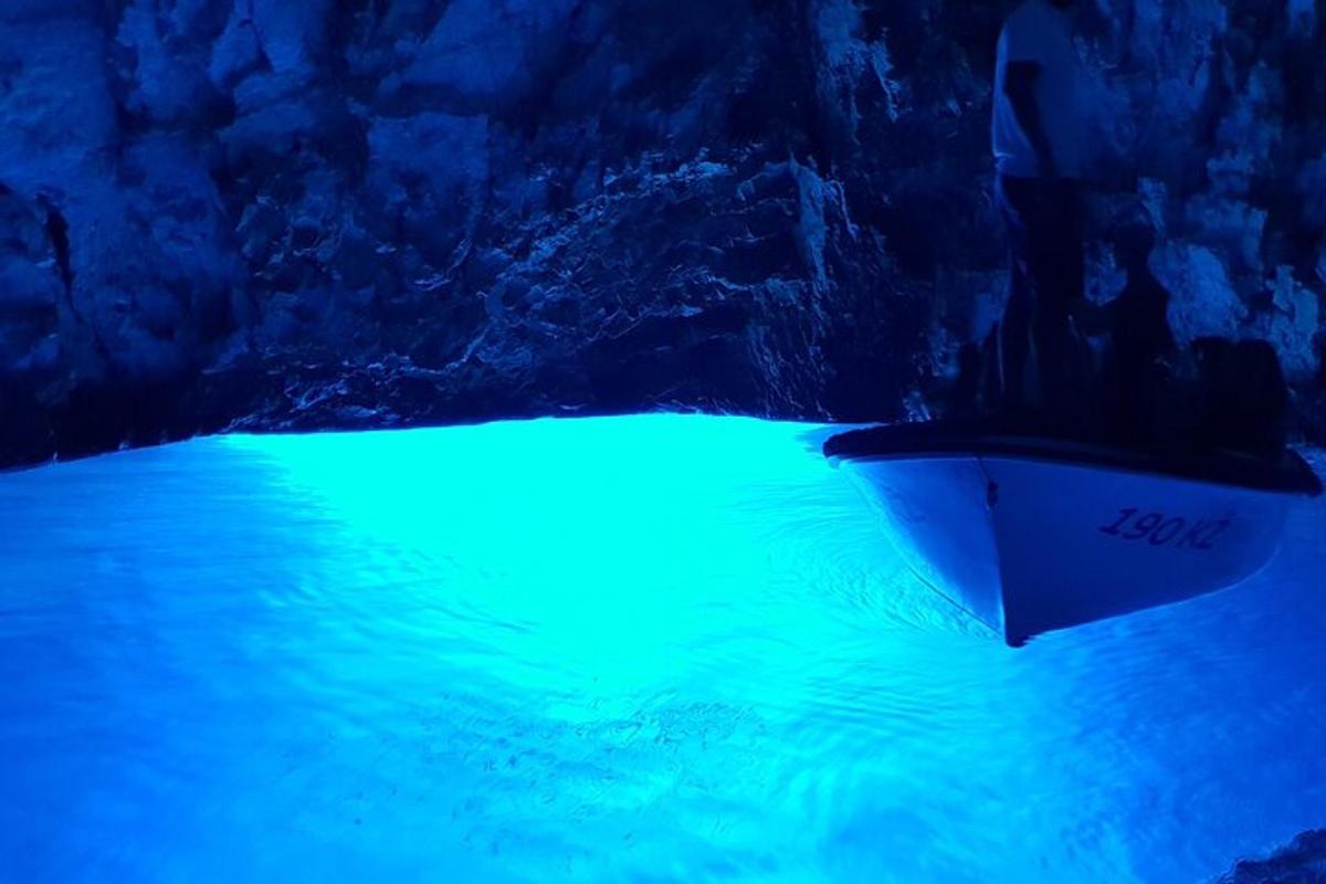 una barca nell'acqua in una grotta blu