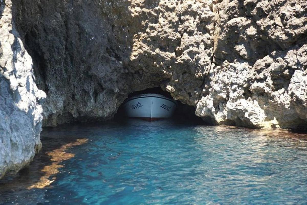una barca in mezzo a una grotta nell'acqua
