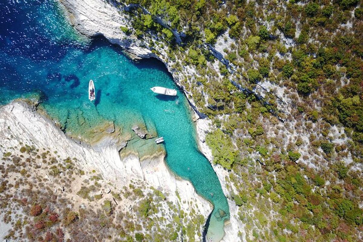 una vista aerea di una spiaggia con barche in acqua
