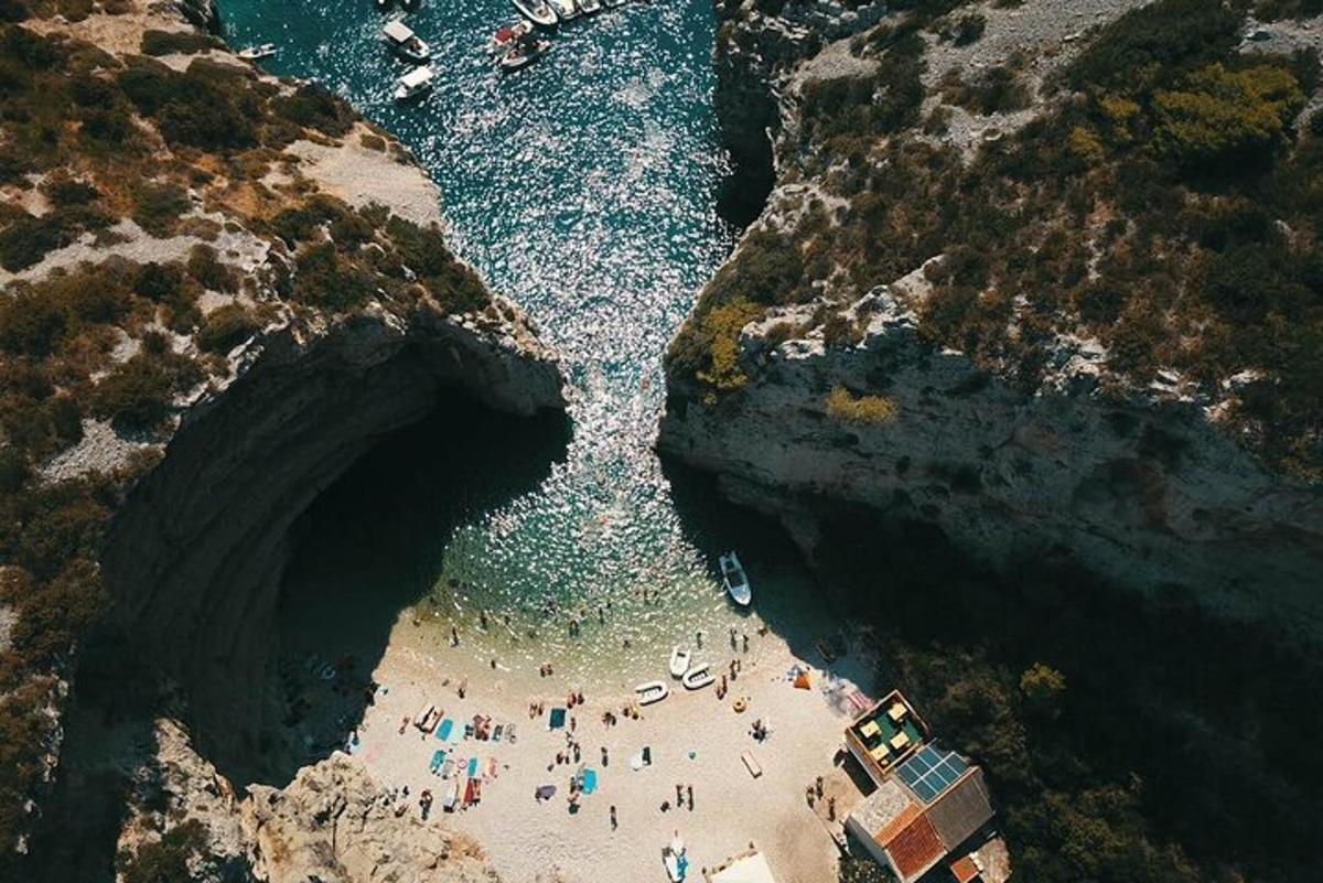 un gruppo di persone su una spiaggia vicino all'acqua