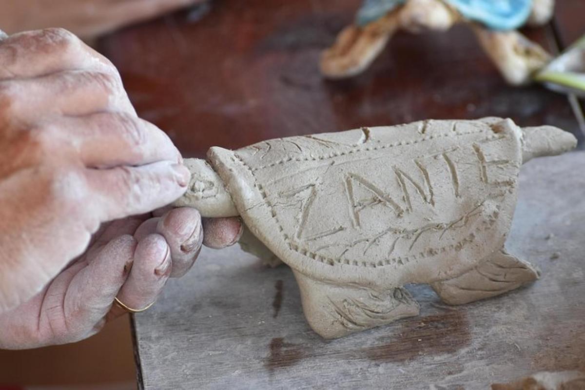 una persona sta realizzando una ceramica