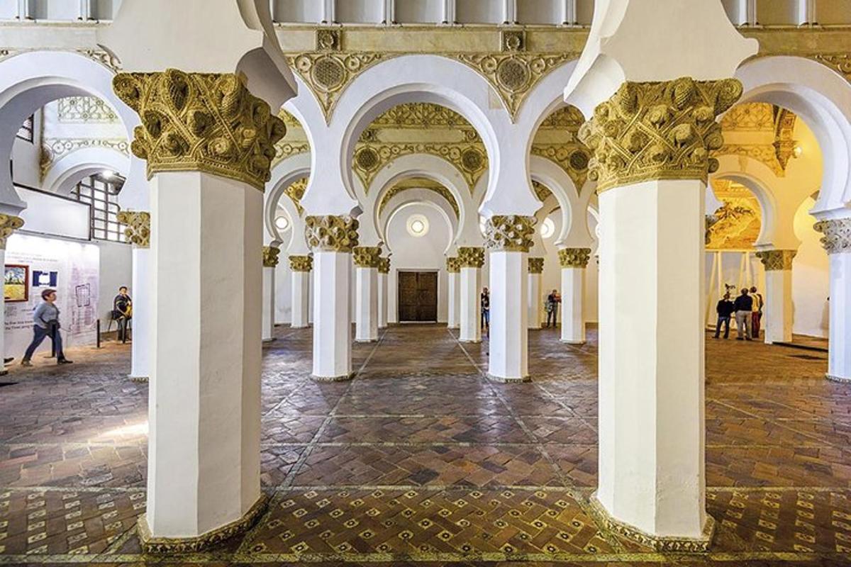 un corridoio in un edificio con colonne e soffitti