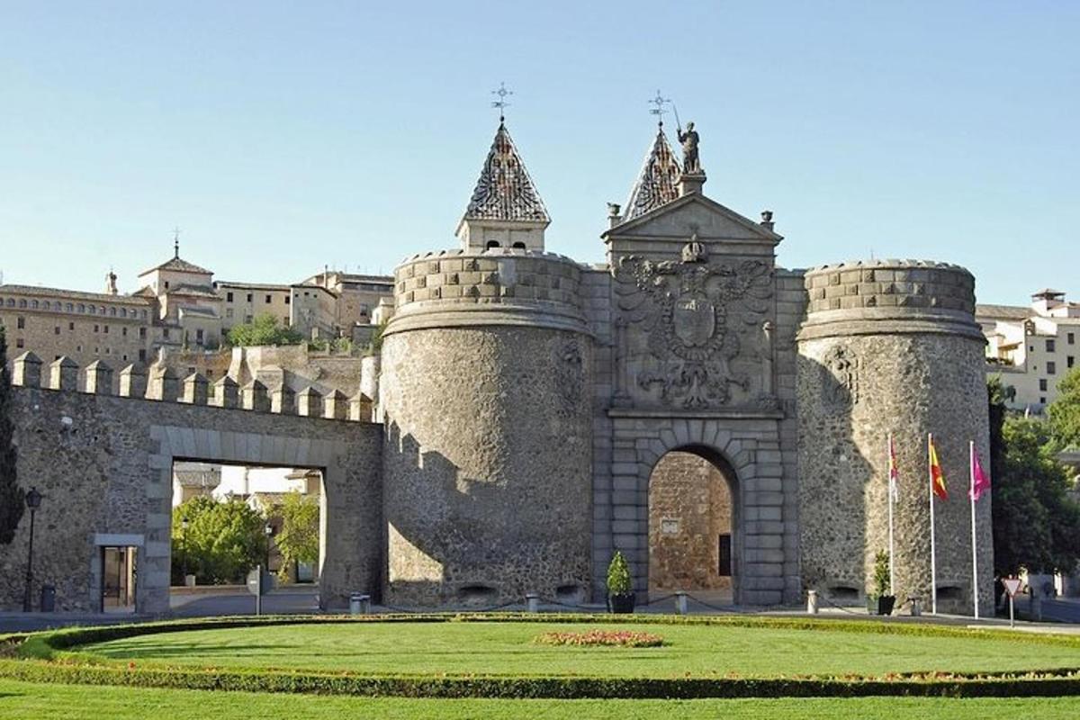 un grande castello con un cancello in un parco