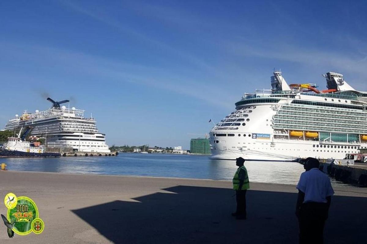twee mensen staan op het strand en kijken naar een cruiseschip