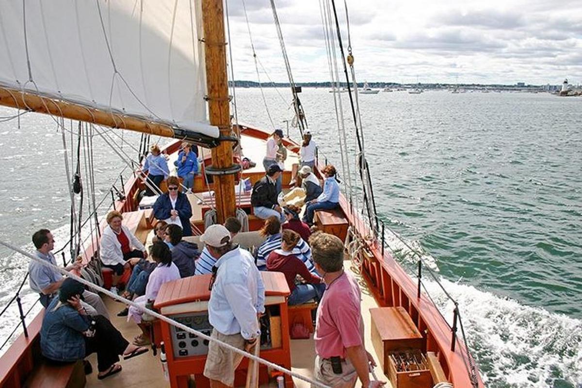 um grupo de pessoas em um barco na água