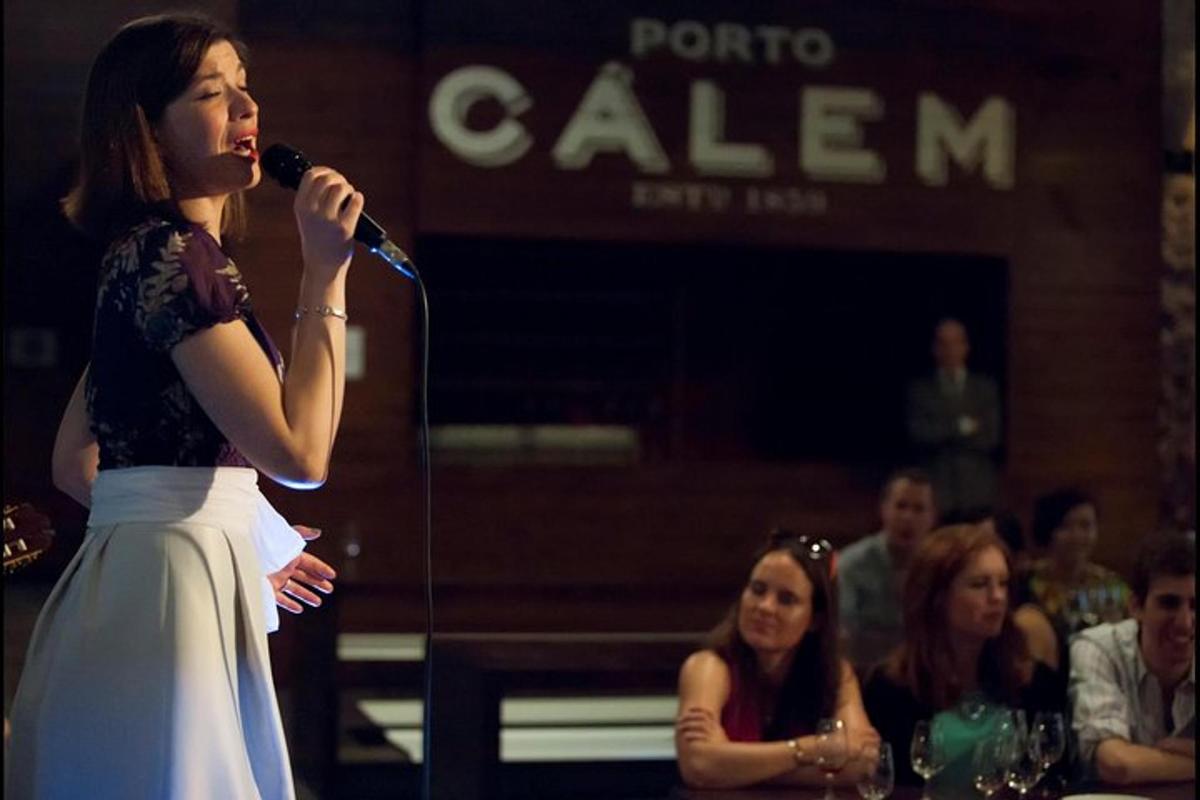 een vrouw die voor een publiek in een microfoon zingt