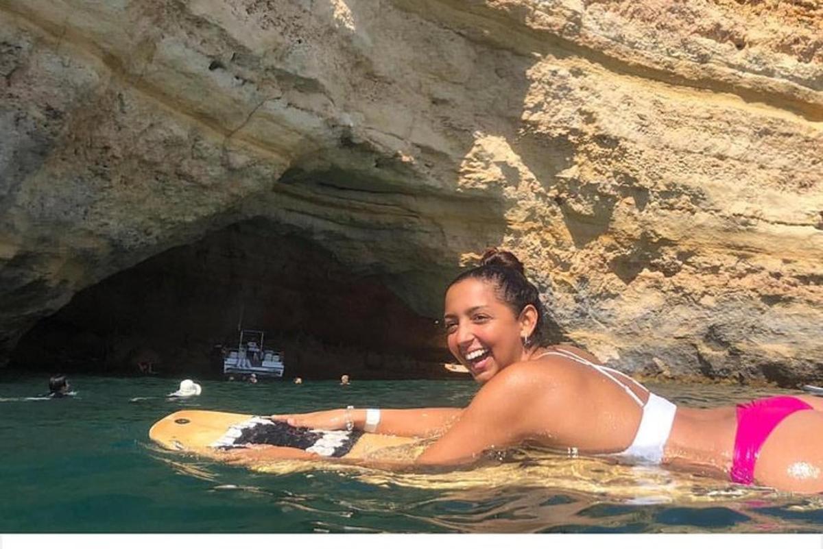 žena ve vodě se surfovacím prknem v oceánu