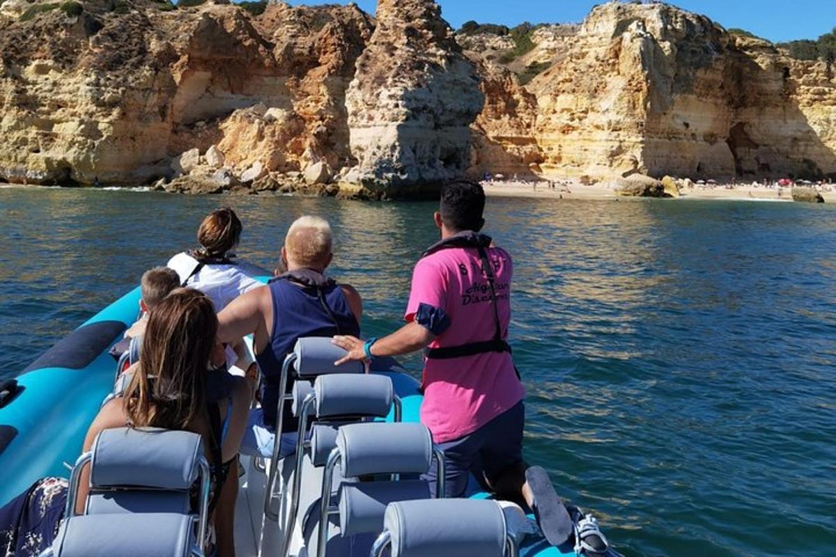un grupo de personas en un barco en el agua