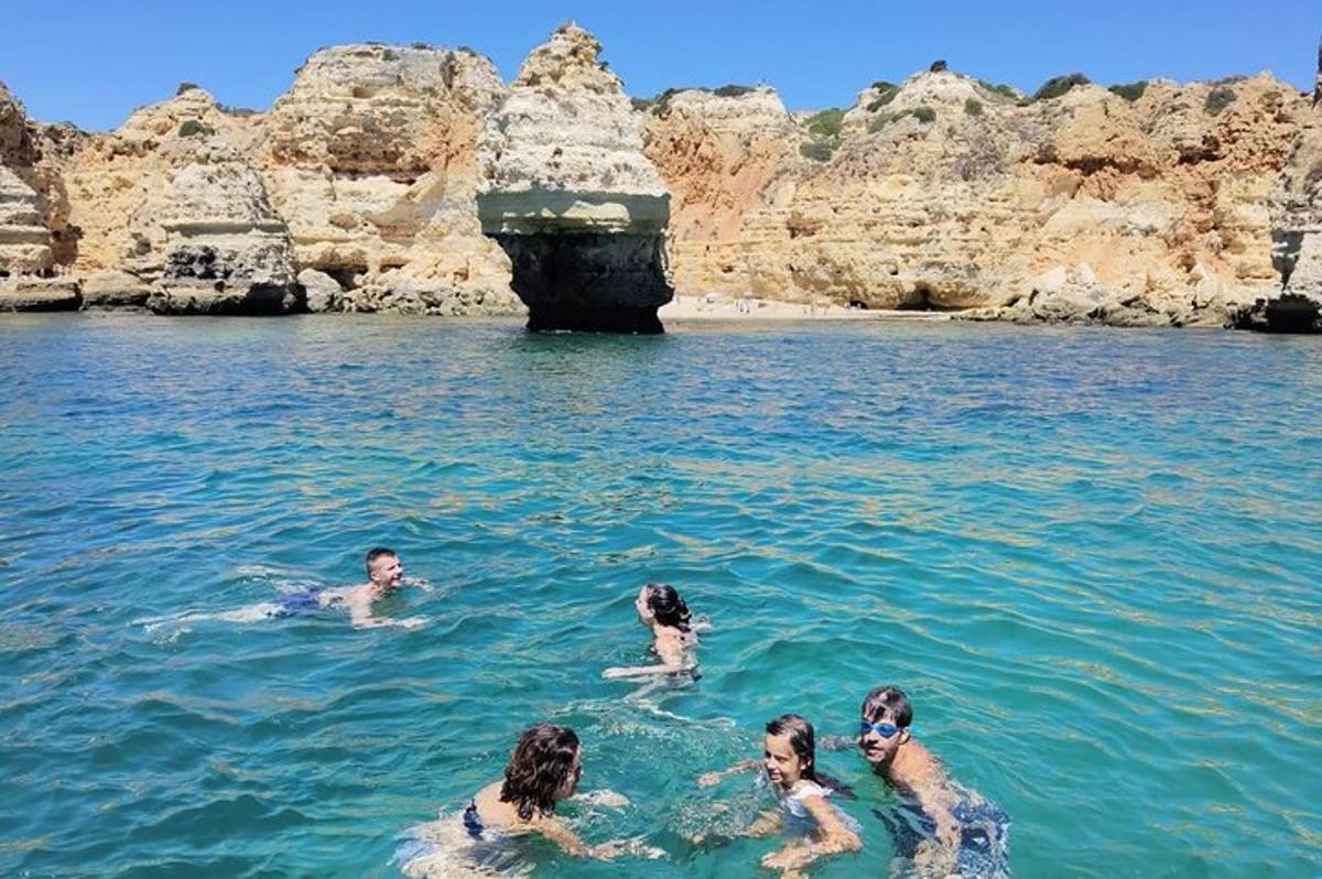 un grupo de personas nadando en el agua