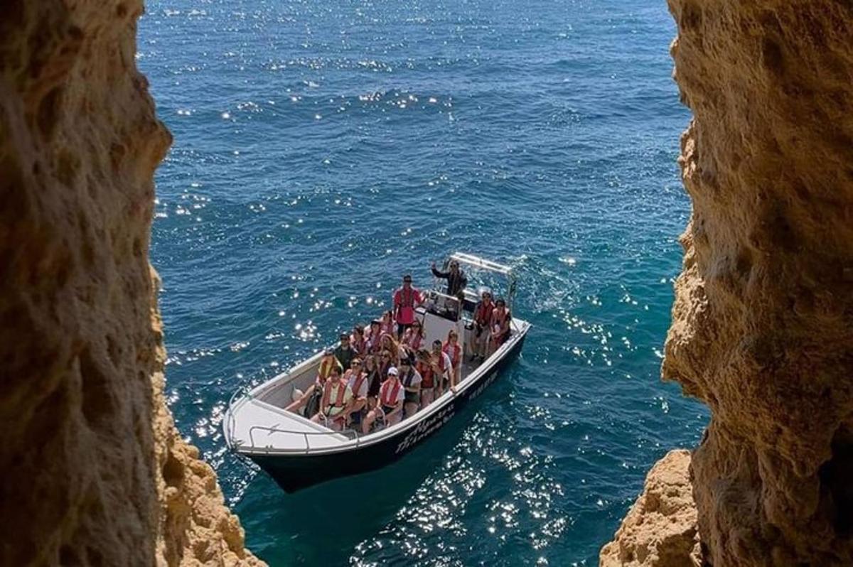 un grupo de personas en un barco en el agua