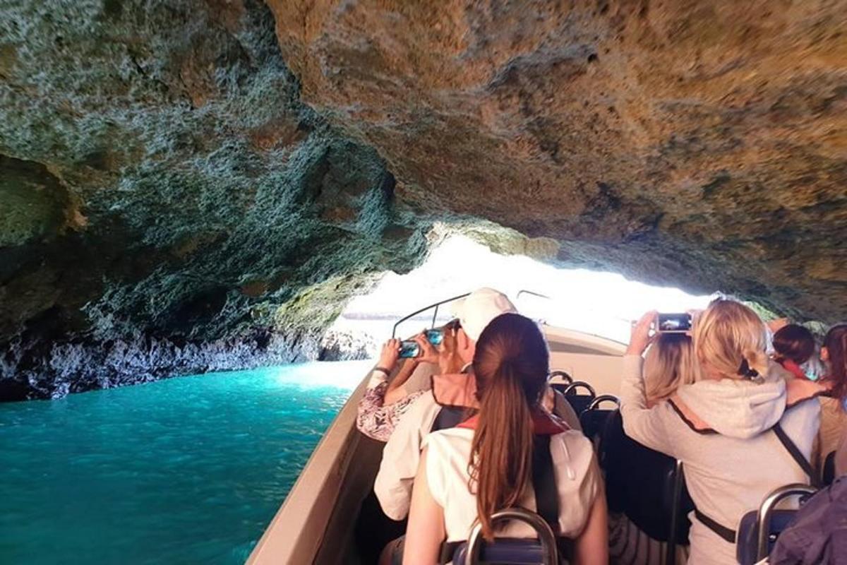 Un grupo de personas viajando en un bote en una cueva.