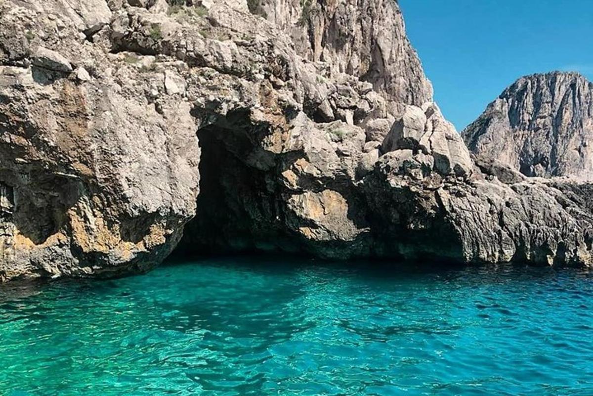 jama na strani skalnate pečine
